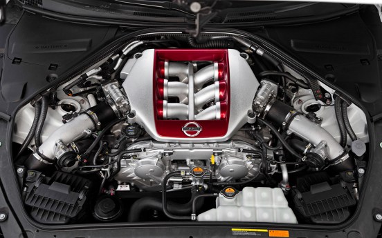 2013-Nissan-GT-R-Black-Edition-engine