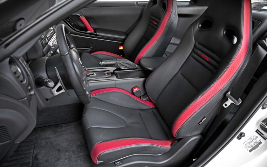 2013-Nissan-GT-R-Black-Edition-seats