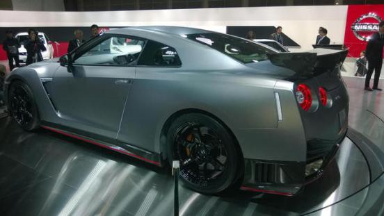 2015-Nissan-GT-R-NISMO-Live-Shot-04