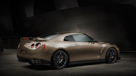 2016-nissan-gtr-premium-sports-car-rear-view-super-silver